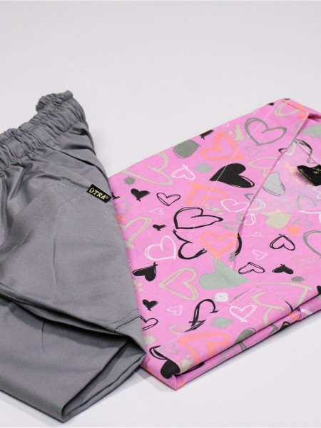 Μπλούζα Νοσηλευτών Με Σχέδιο Ροζ Καρδιές Μπλούζα Νοσηλευτών Με Σχέδιο Ροζ Καρδιές