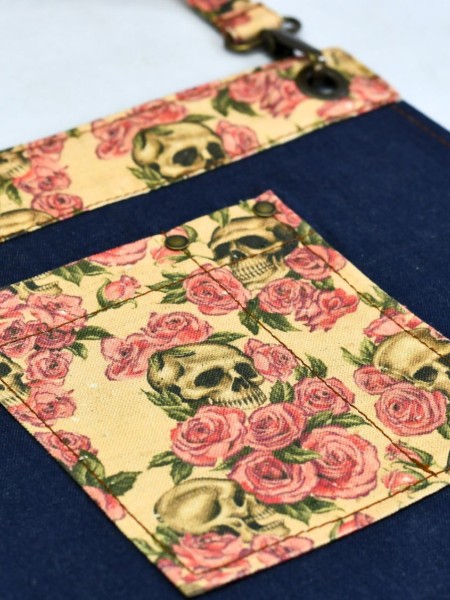 Ολόσωμη Ποδιά Χιαστί Τζιν Με Ροζ Νεκροκεφαλή Ολόσωμη Ποδιά Χιαστί Τζιν Με Ροζ Νεκροκεφαλή