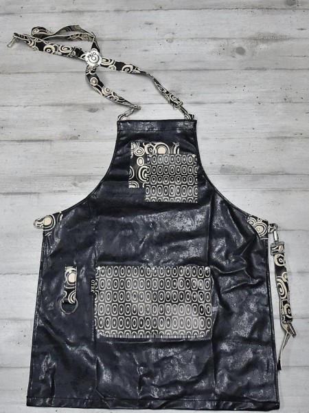 Ολόσωμη Ποδιά Με Μαύρο Δερματίνη Και Σχέδιο Ολόσωμη Ποδιά Με Μαύρο Δερματίνη Και Σχέδιο