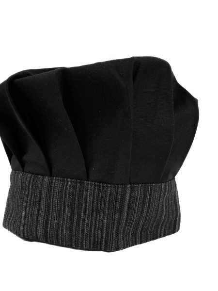 Σκούφος Με Πιέτα Σε Μαύρο Χρώμα Με Ριγέ Λεπτομέρειες Σκούφος Με Πιέτα Σε Μαύρο Χρώμα Με Ριγέ Λεπτομέρειες